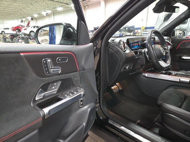 2024 Mercedes Benz GLB 35 AMG 4MATIC photo 4