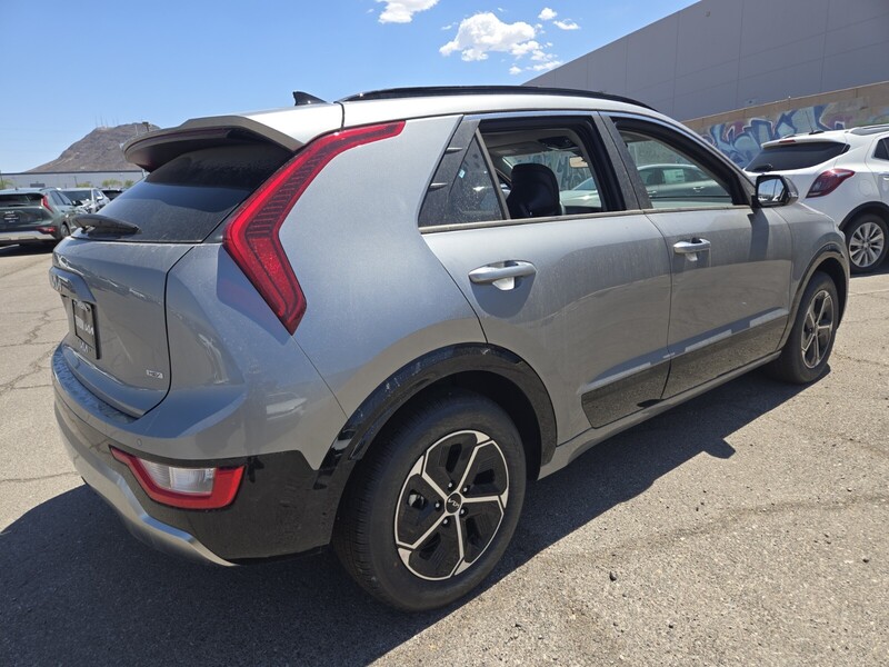 2025 Kia Niro SX photo 3