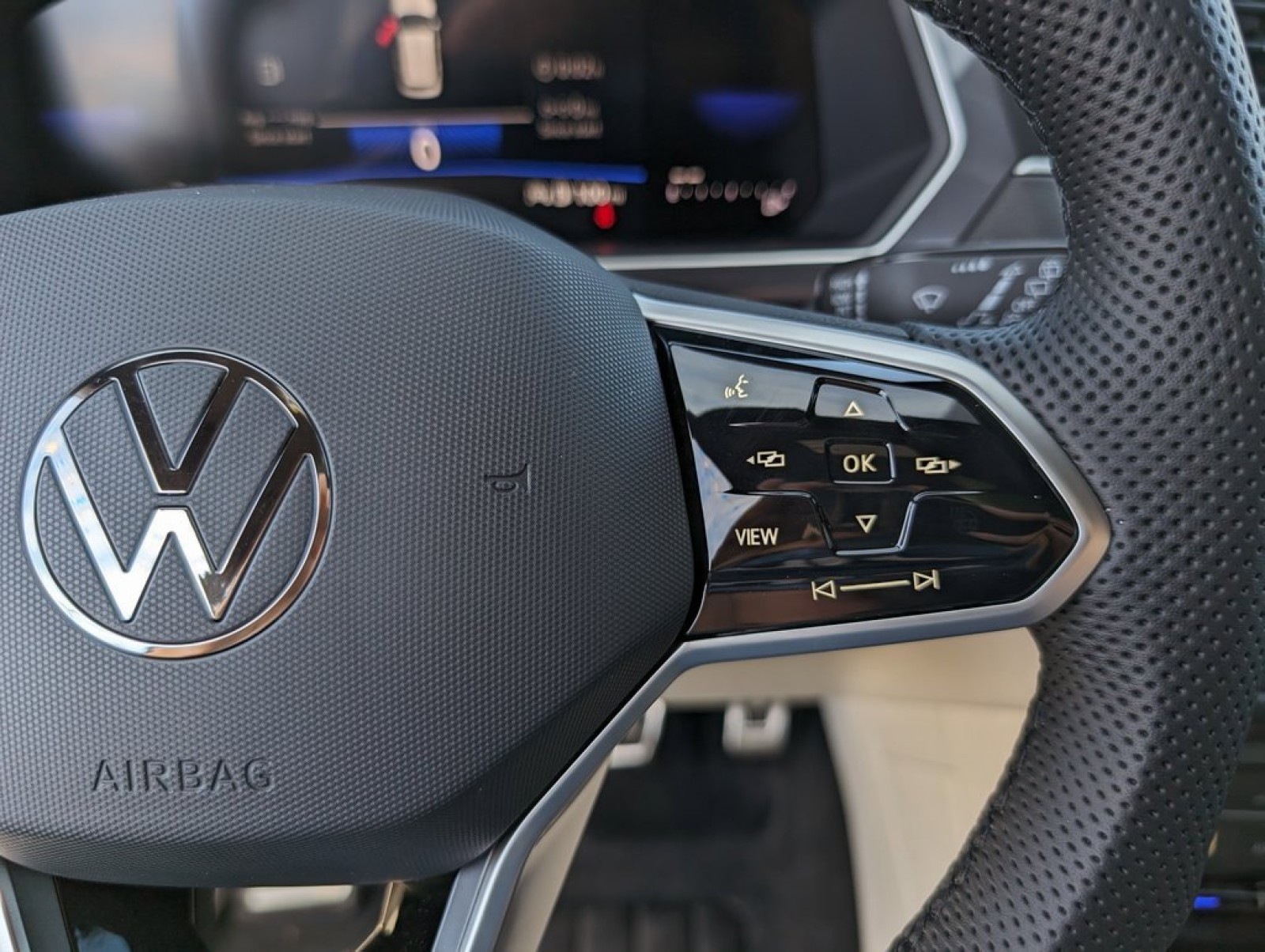 New 2024 Deep Black Pearl Effect Volkswagen 2.0T SE R-Line Black image 17