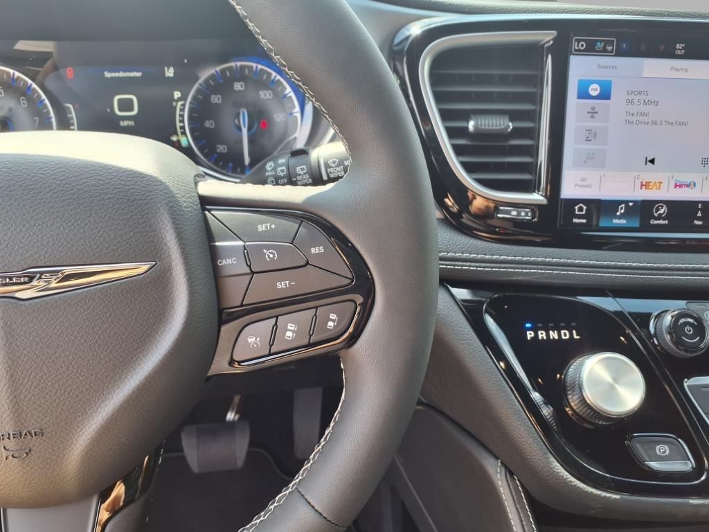 2026 Chrysler Pacifica Limited photo 10