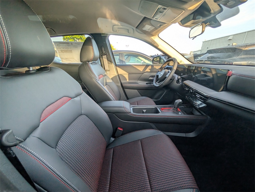 2025 Nissan Kicks SR photo 4
