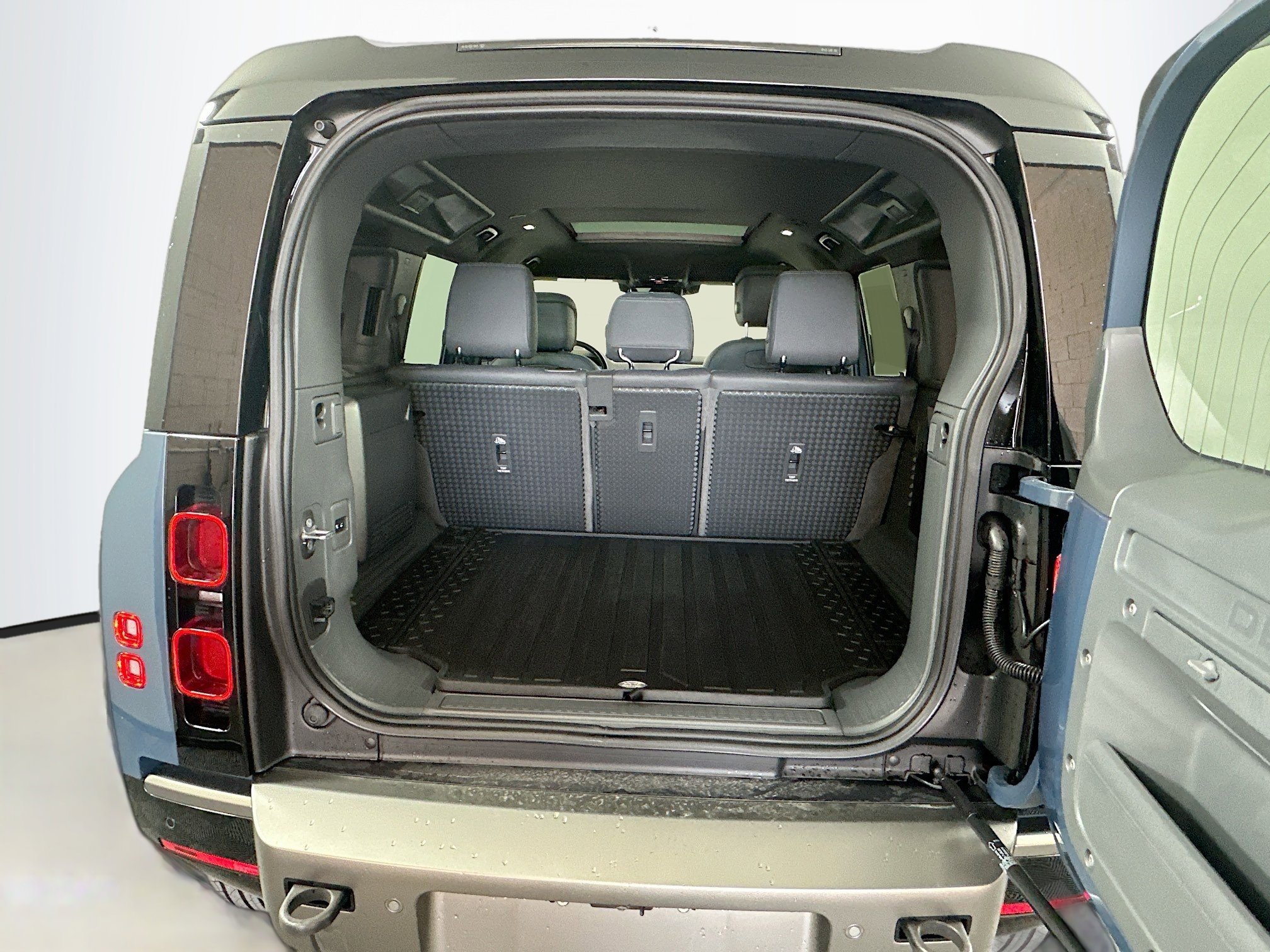 2021 Land Rover Defender X-Dynamic HSE photo 24