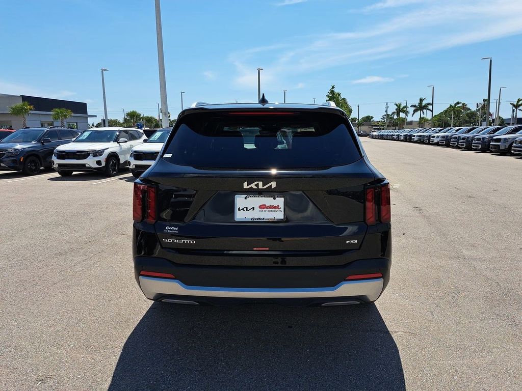 2025 Kia Sorento S photo 4