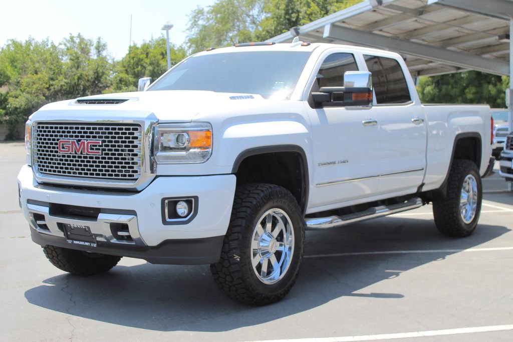 2017 Gmc Sierra 2500 HD Denali photo 2