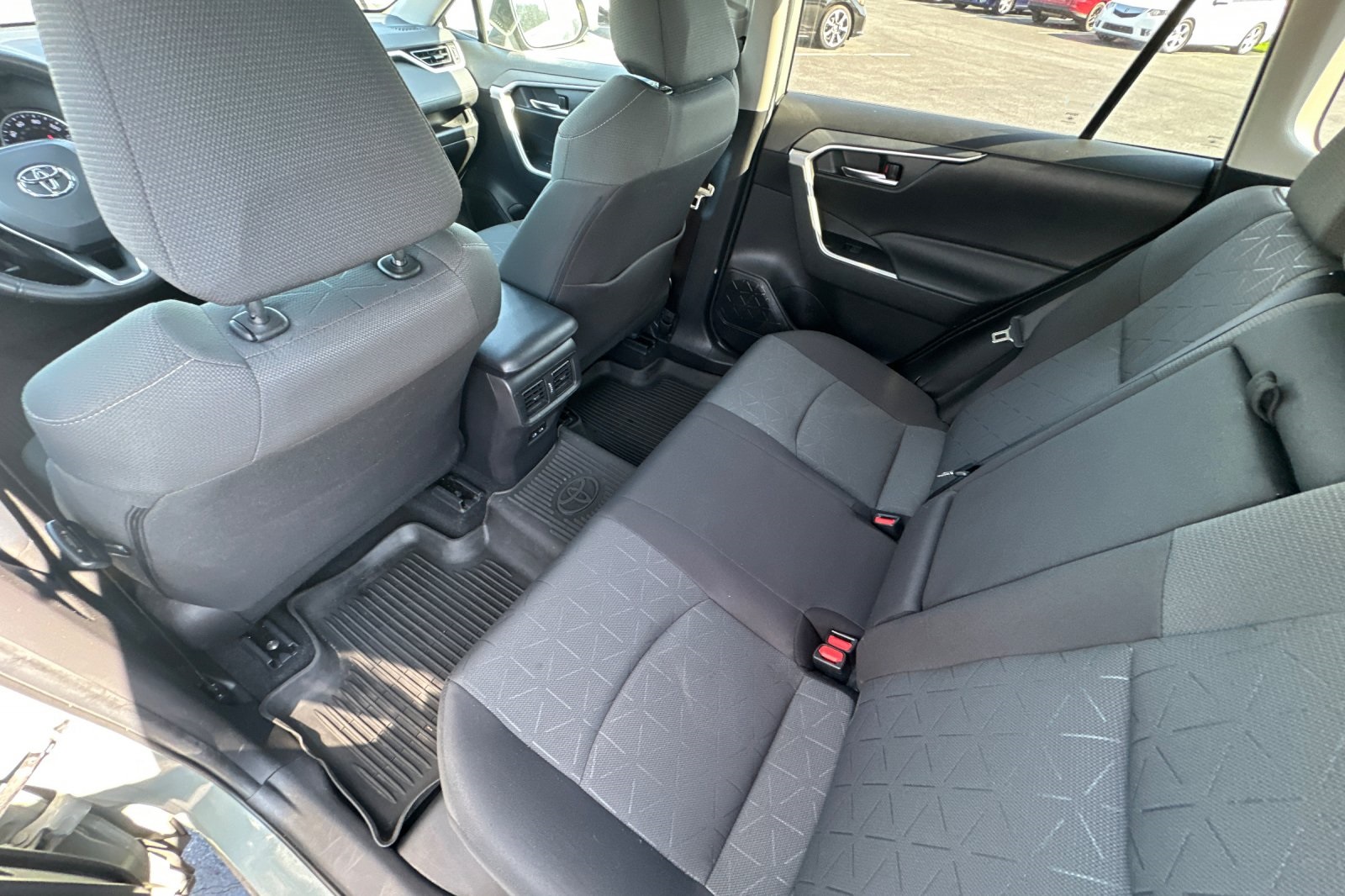 2022 Toyota RAV4 Hybrid XLE photo 8
