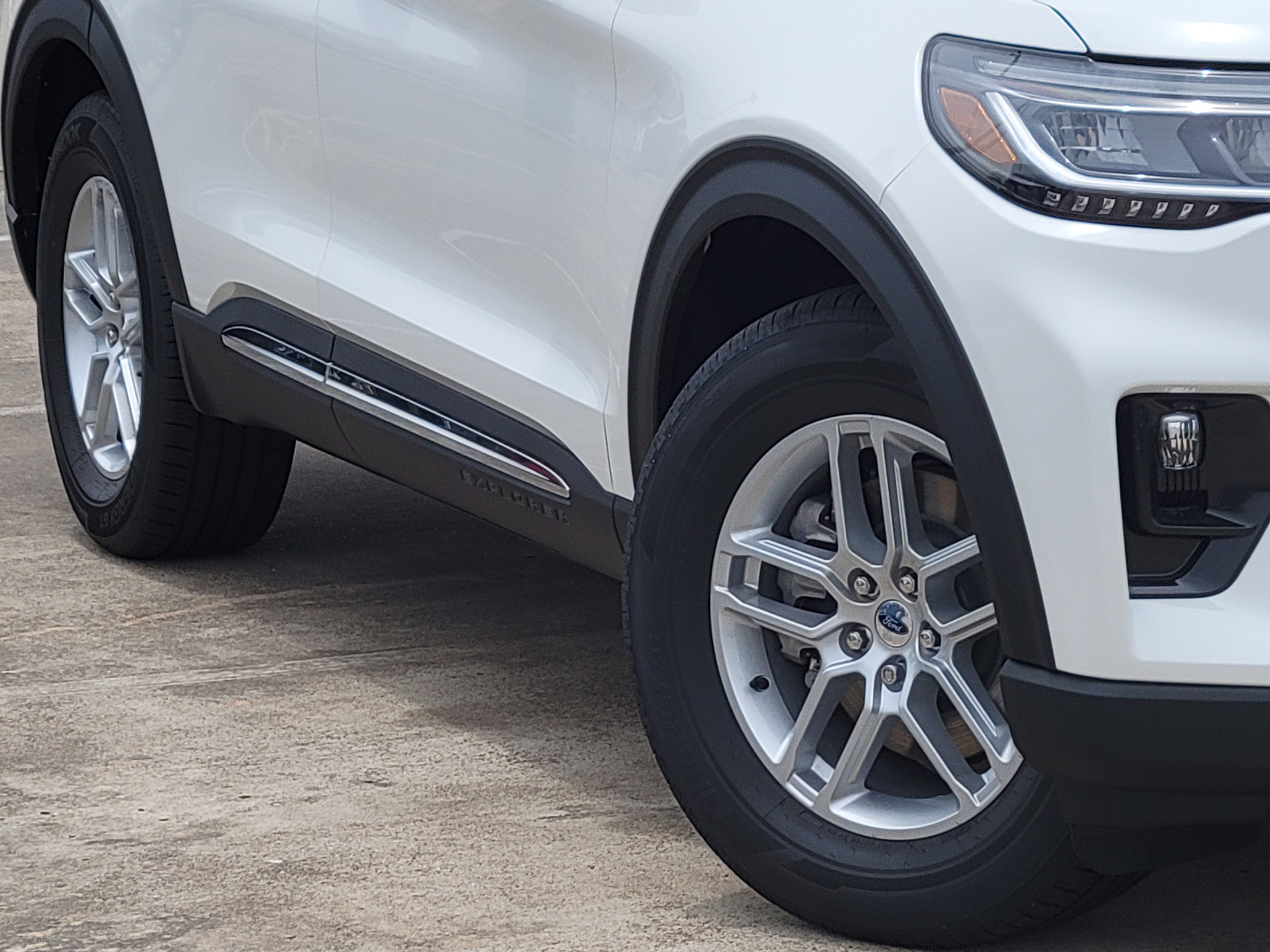 2025 Ford Explorer photo 3