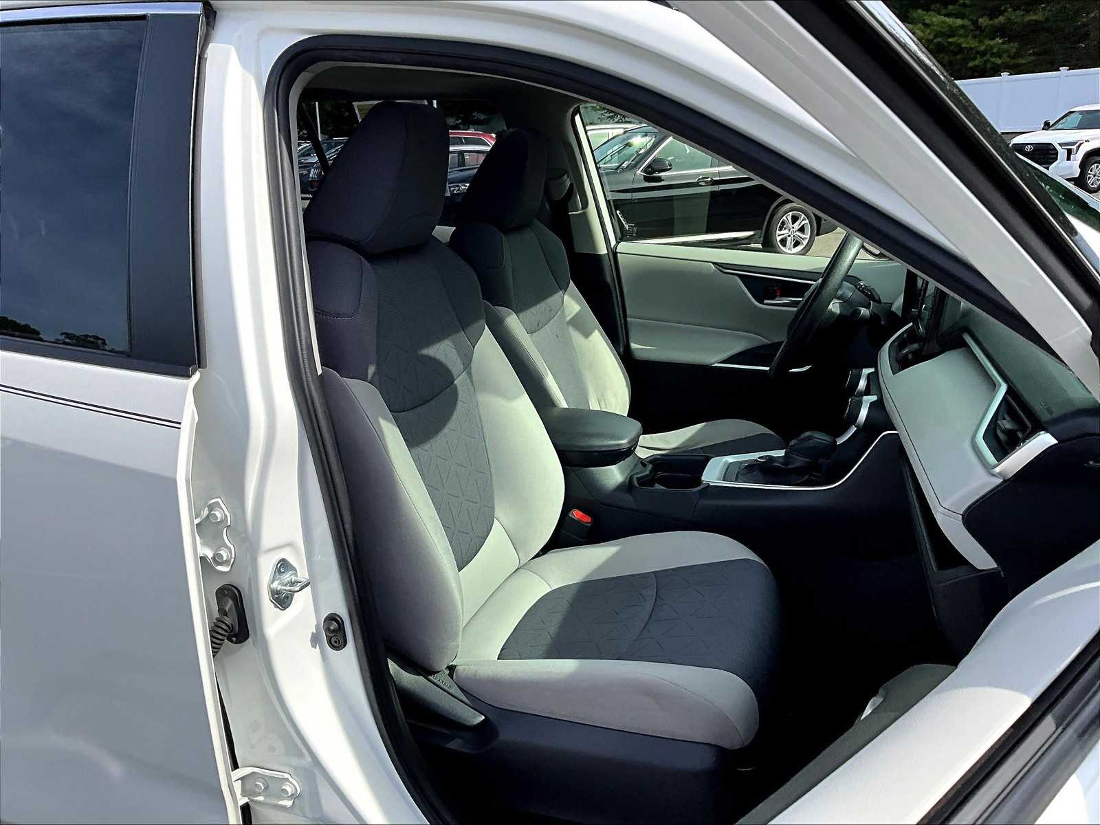 2021 Toyota RAV4 XLE photo 11