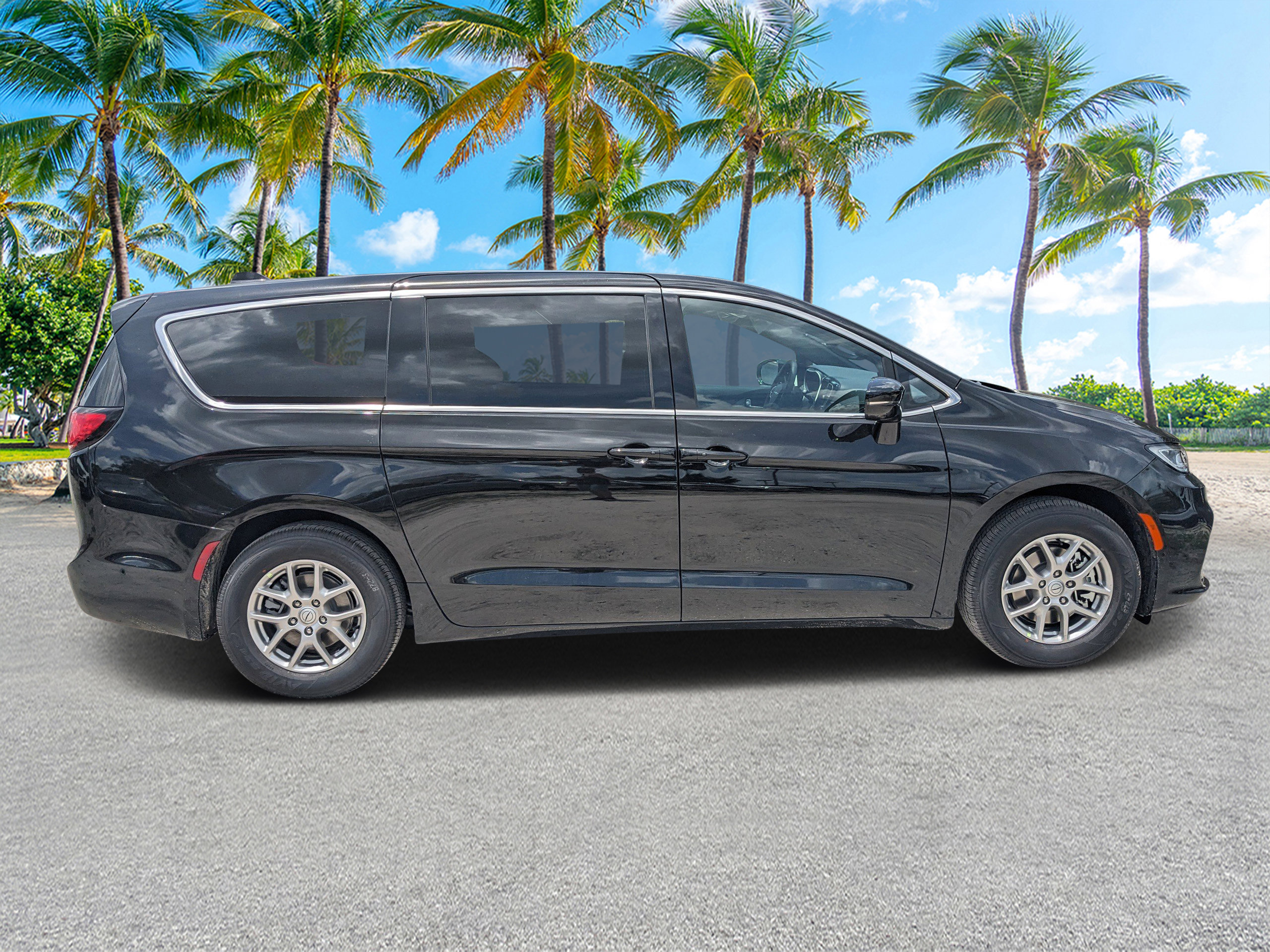 2025 Chrysler Pacifica photo 2