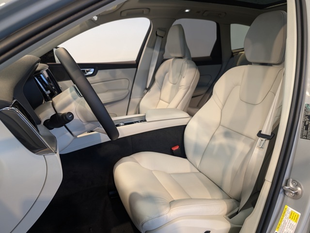 2025 Volvo XC60 B5 Plus photo 9
