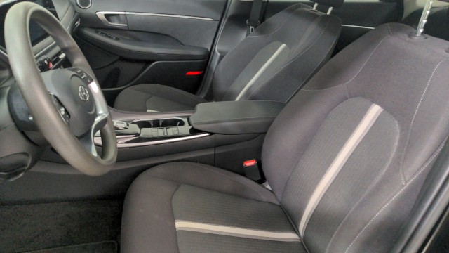 Used 2022  Hyundai SE image 16