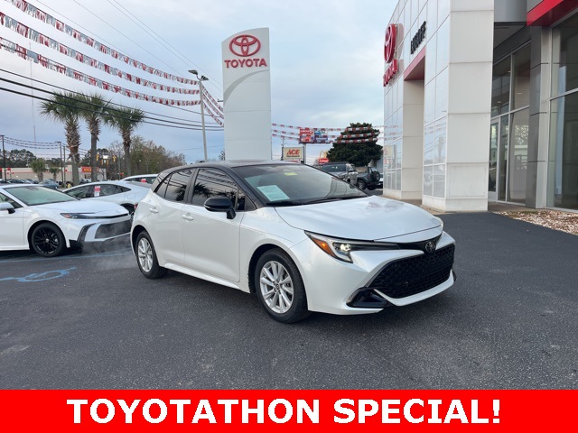 2024 Toyota Corolla Hatchback SE's photo