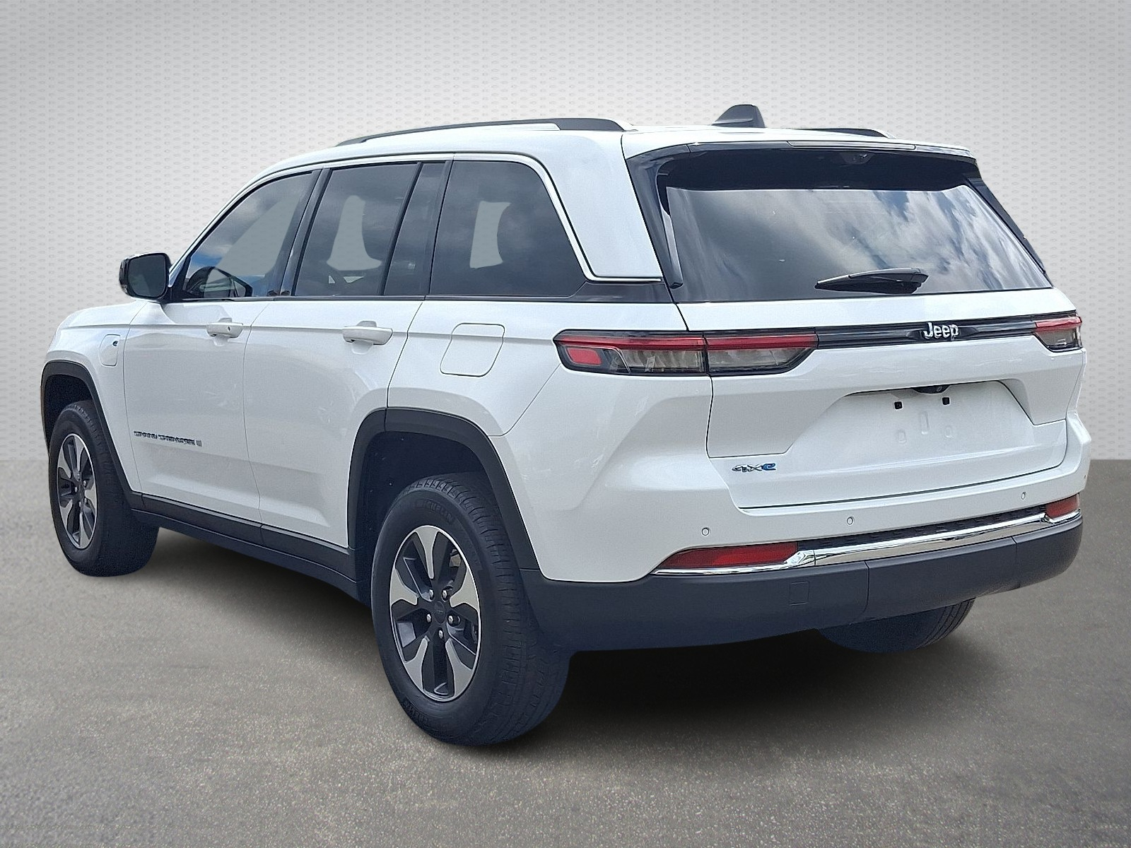 2023 Jeep Cherokee 4xe photo 2