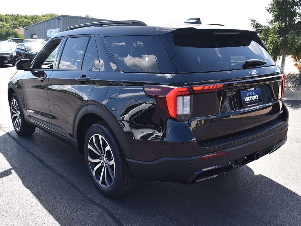 2025 Ford Explorer ST-Line photo 2