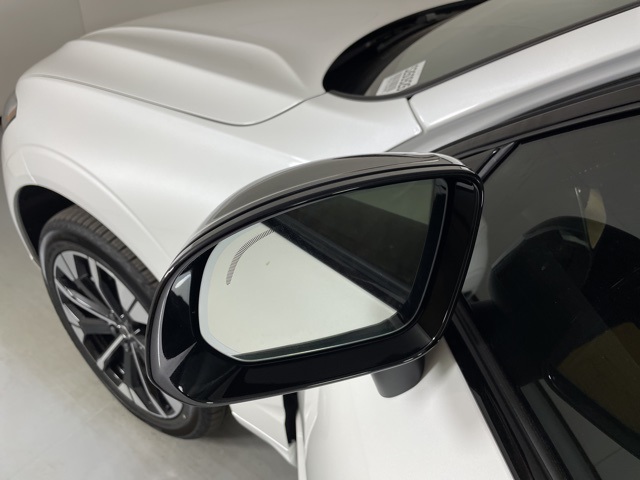 2026 Volvo XC60 Plus photo 13