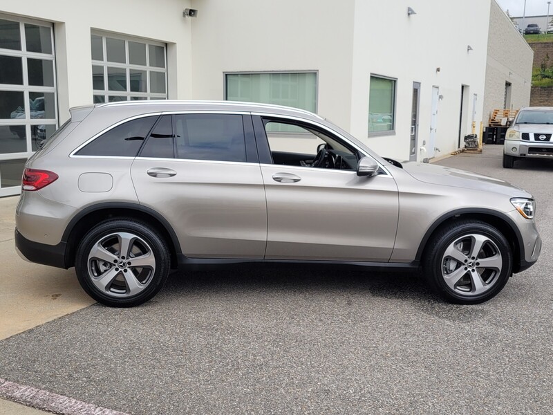 2022 Mercedes Benz GLC 300 photo 2
