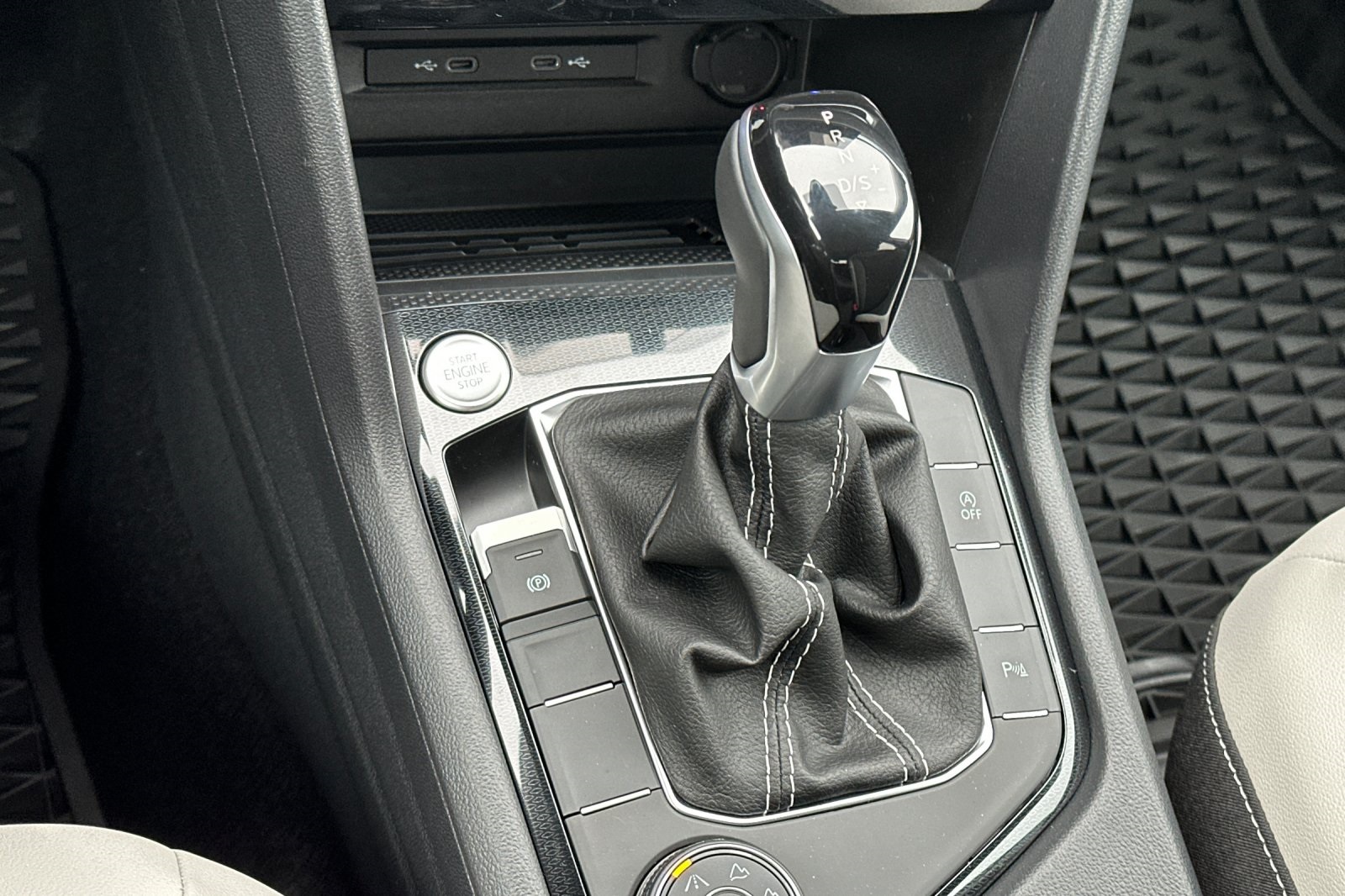 2025 Volkswagen Taos SE photo 20
