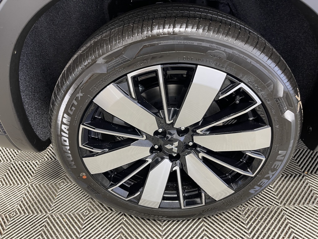 2025 Mitsubishi Outlander SE photo 32