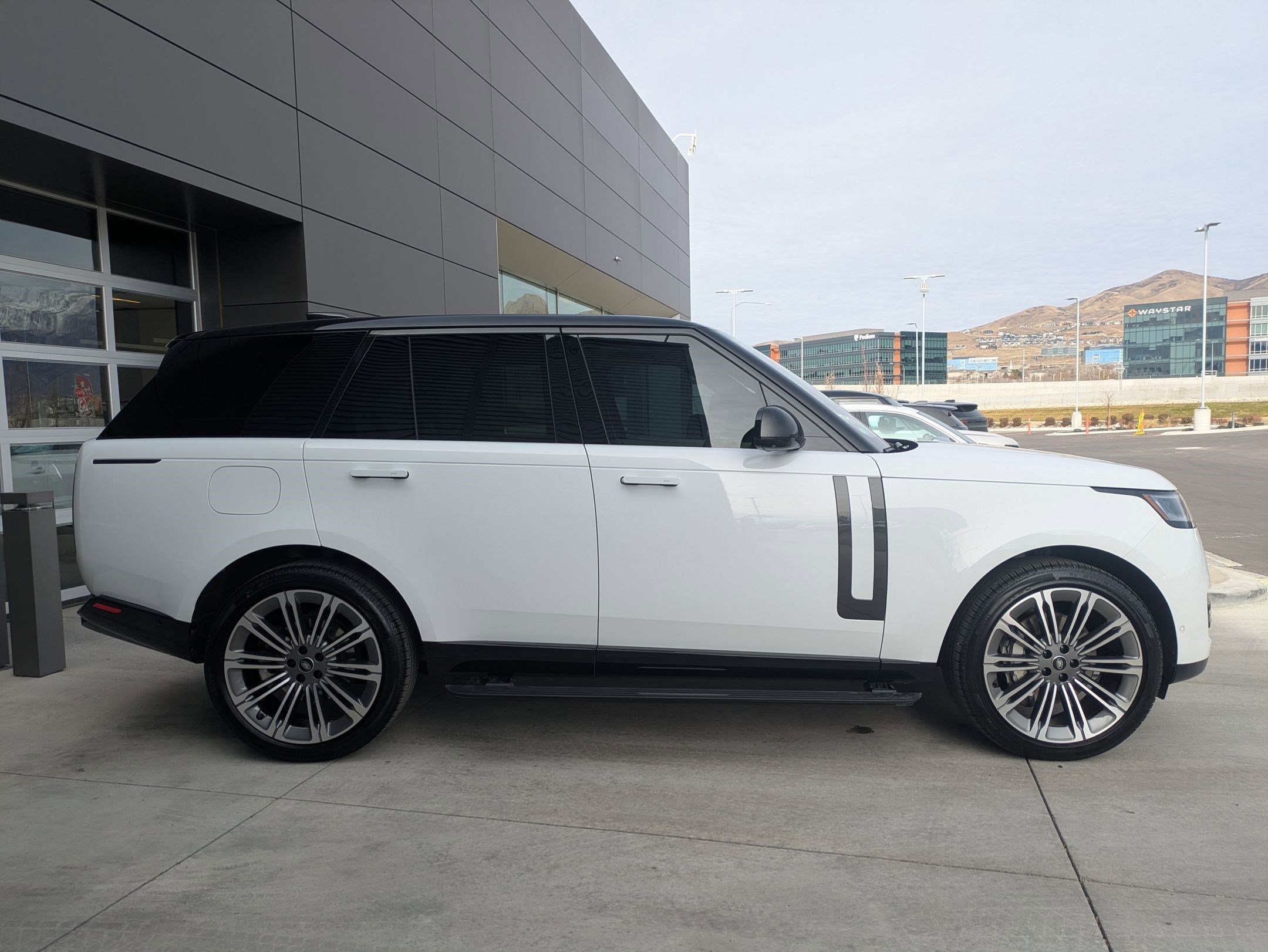 2023 Land Rover Range Rover SE photo 4