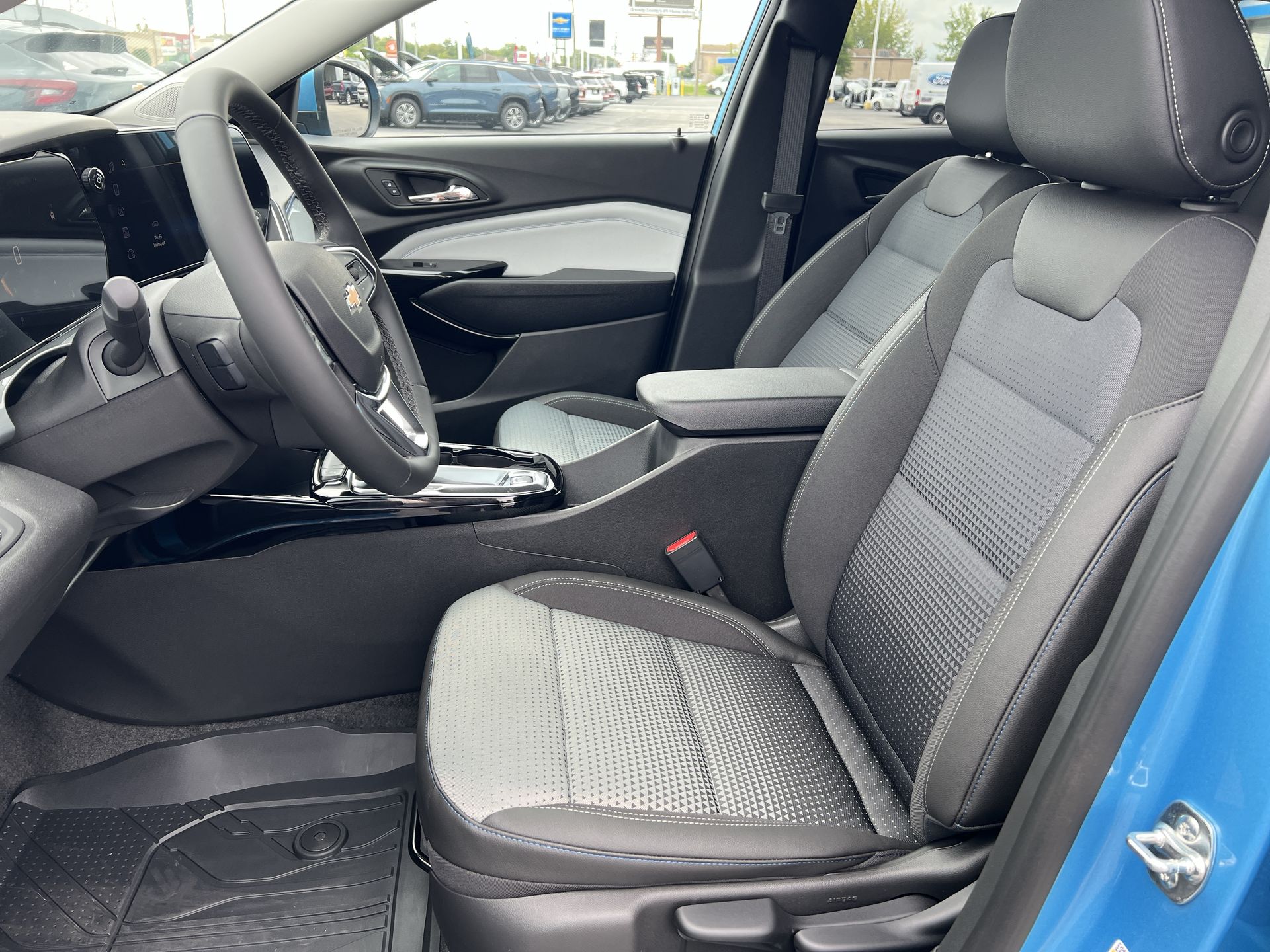 2025 Chevrolet Trax LT photo 7