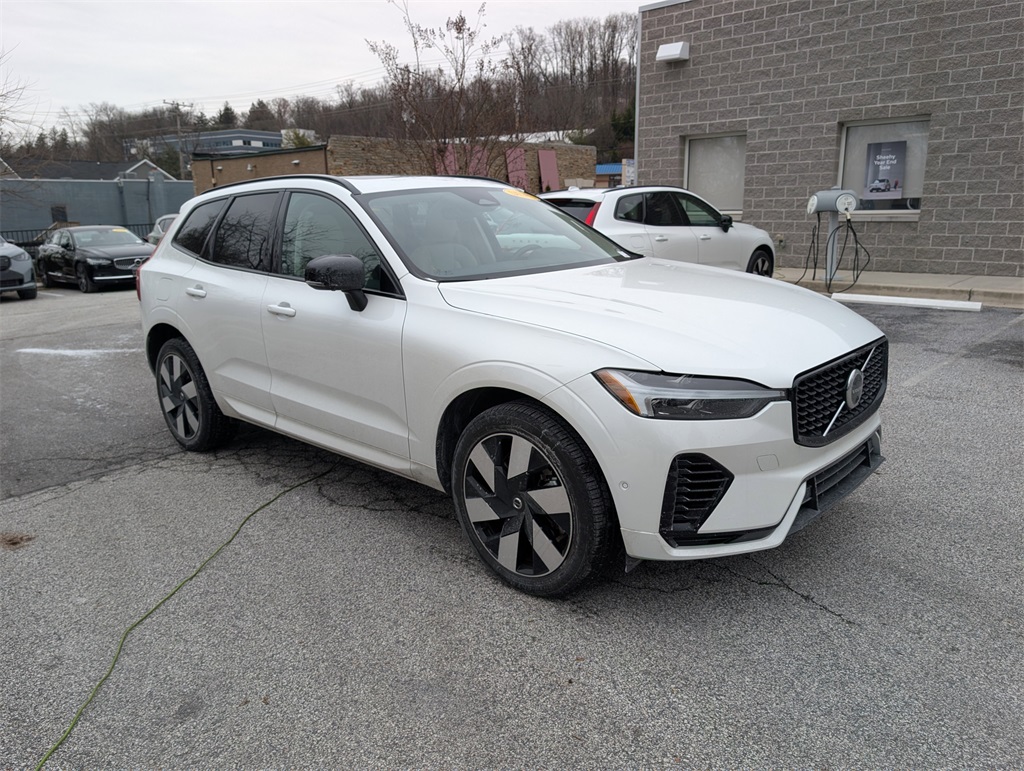 2025 Volvo XC60 Plus's photo