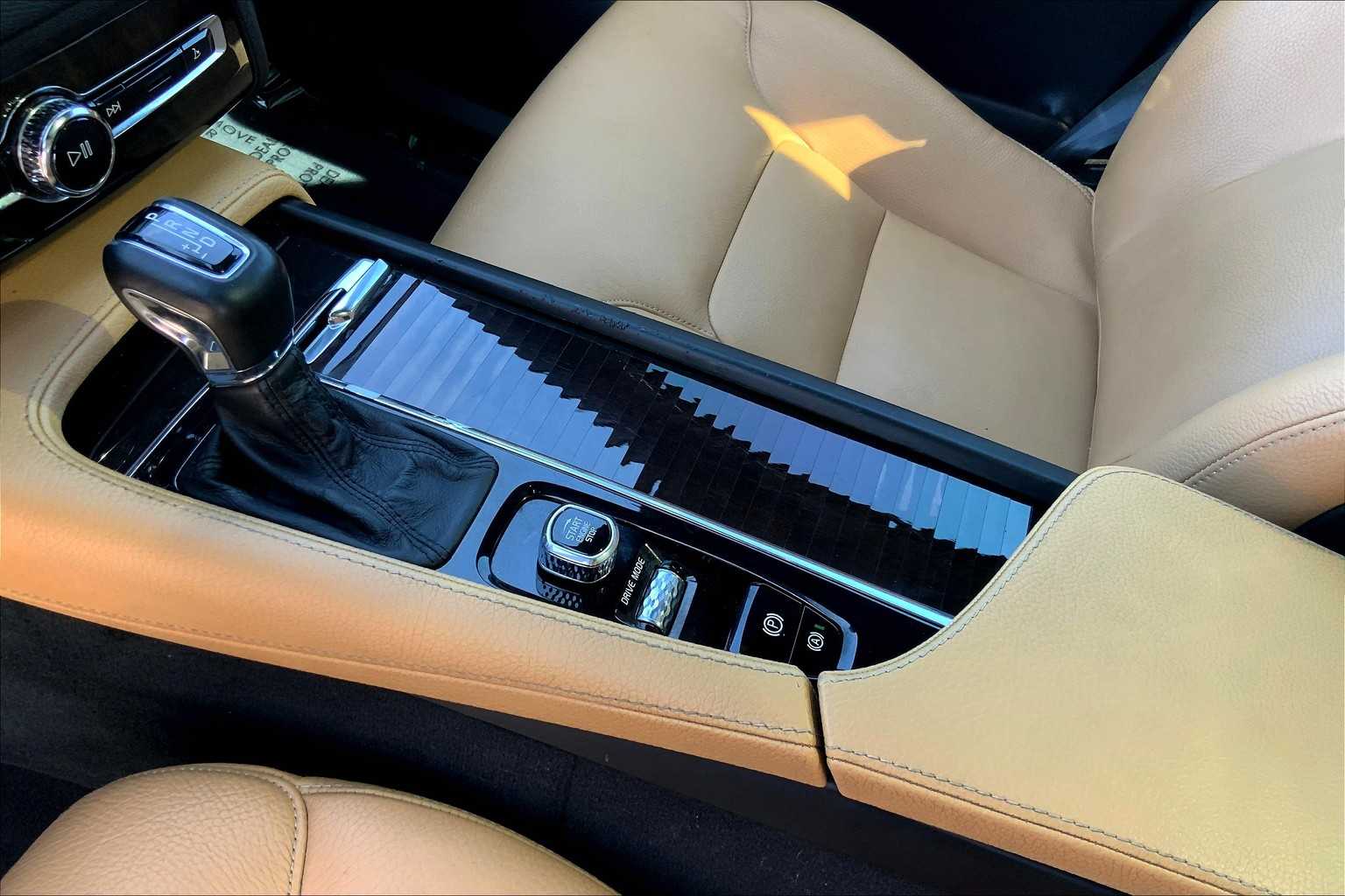 2018 Volvo XC90 Momentum photo 14