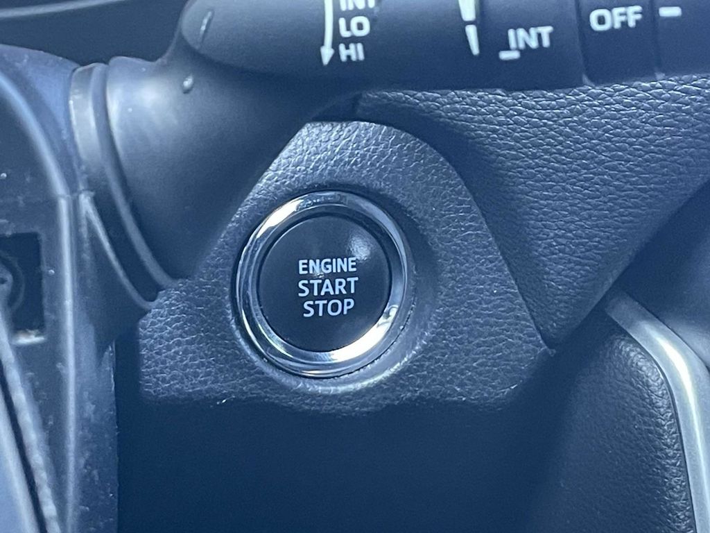 2020 Toyota RAV4 XLE photo 34