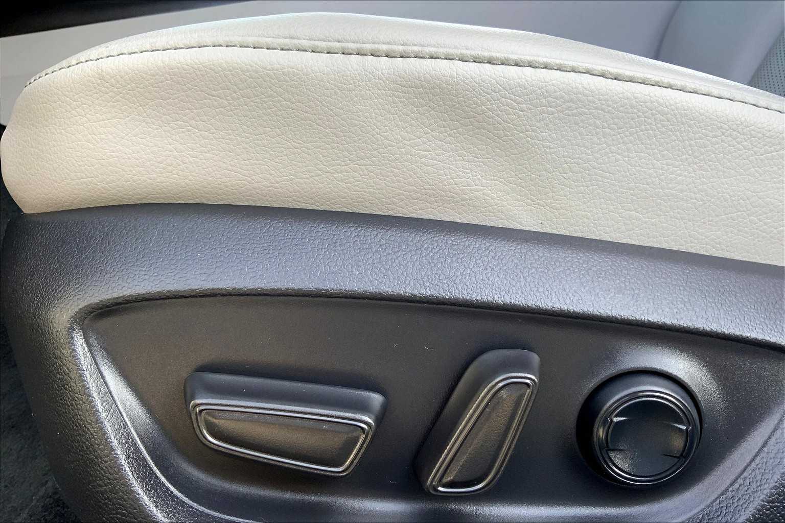 2022 Toyota Camry XLE V6 photo 31