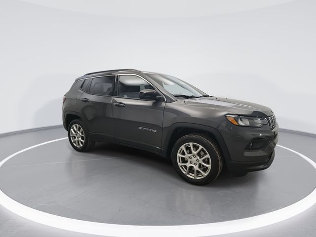 2024 Jeep Compass Latitude Lux photo 3