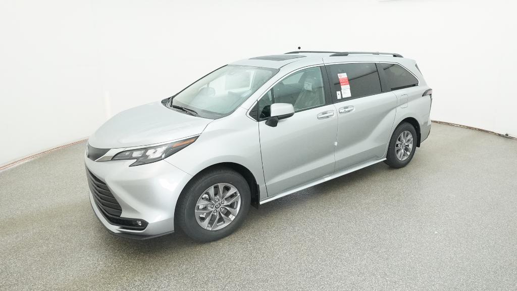 2025 Toyota Sienna XLE's photo