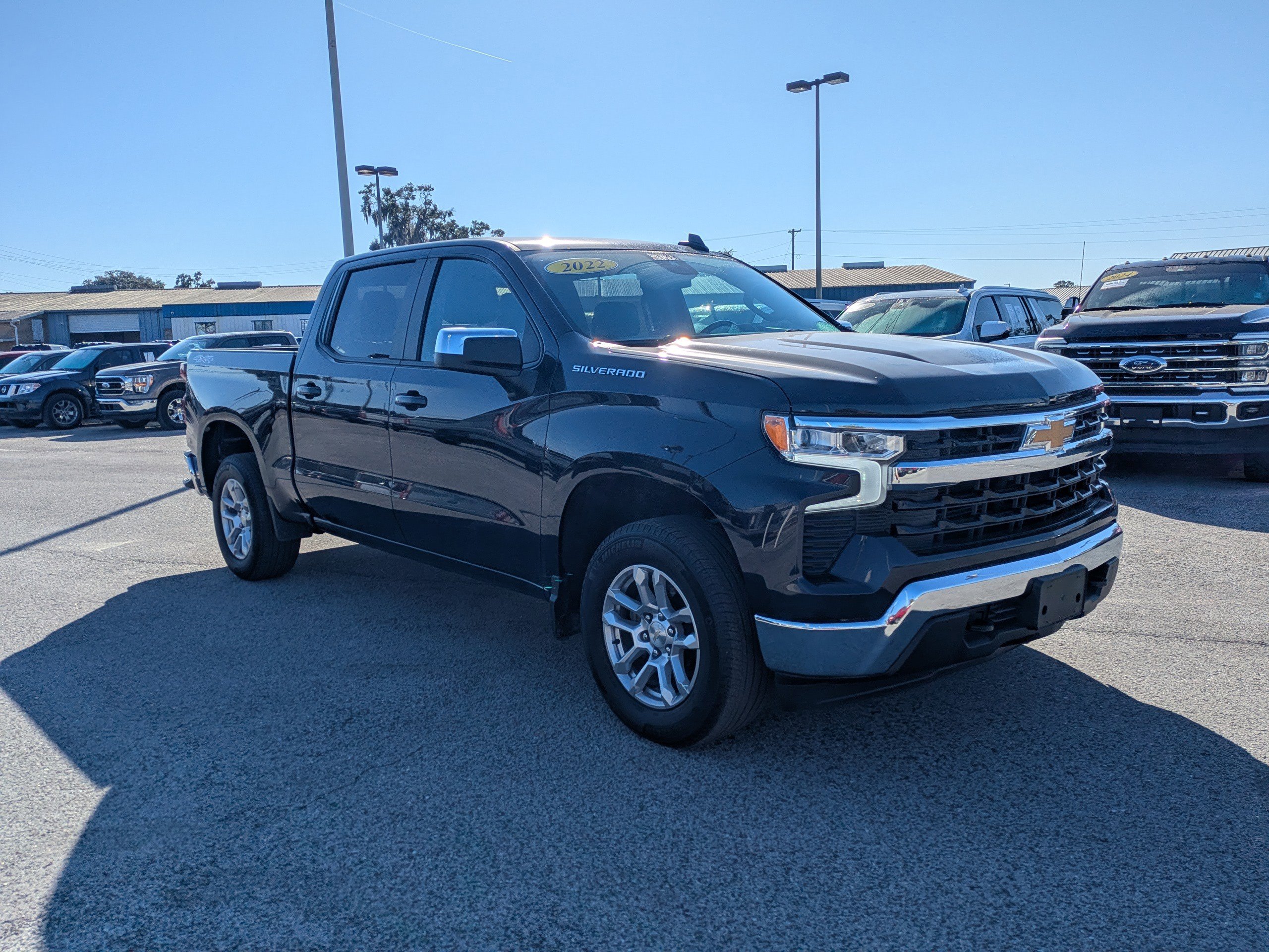 2022 Chevrolet Silverado 1500 LT photo 2