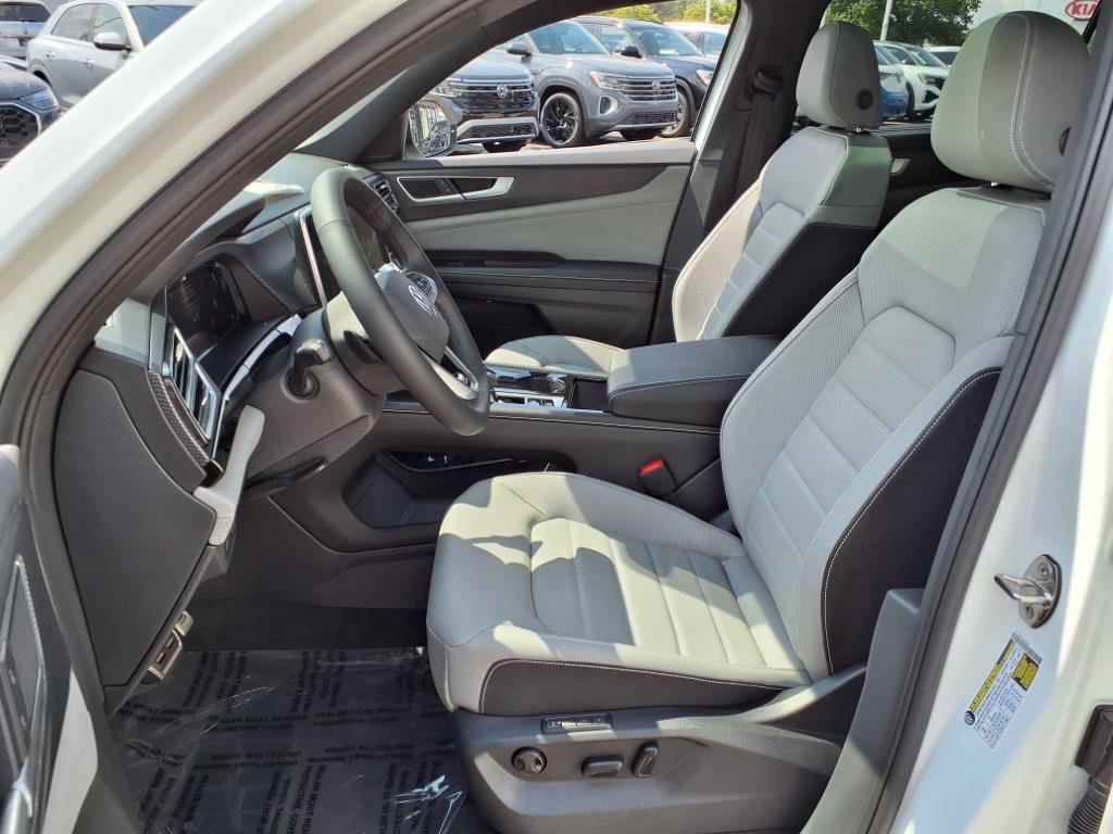 2025 Volkswagen Atlas Cross Sport SEL R-Line photo 2