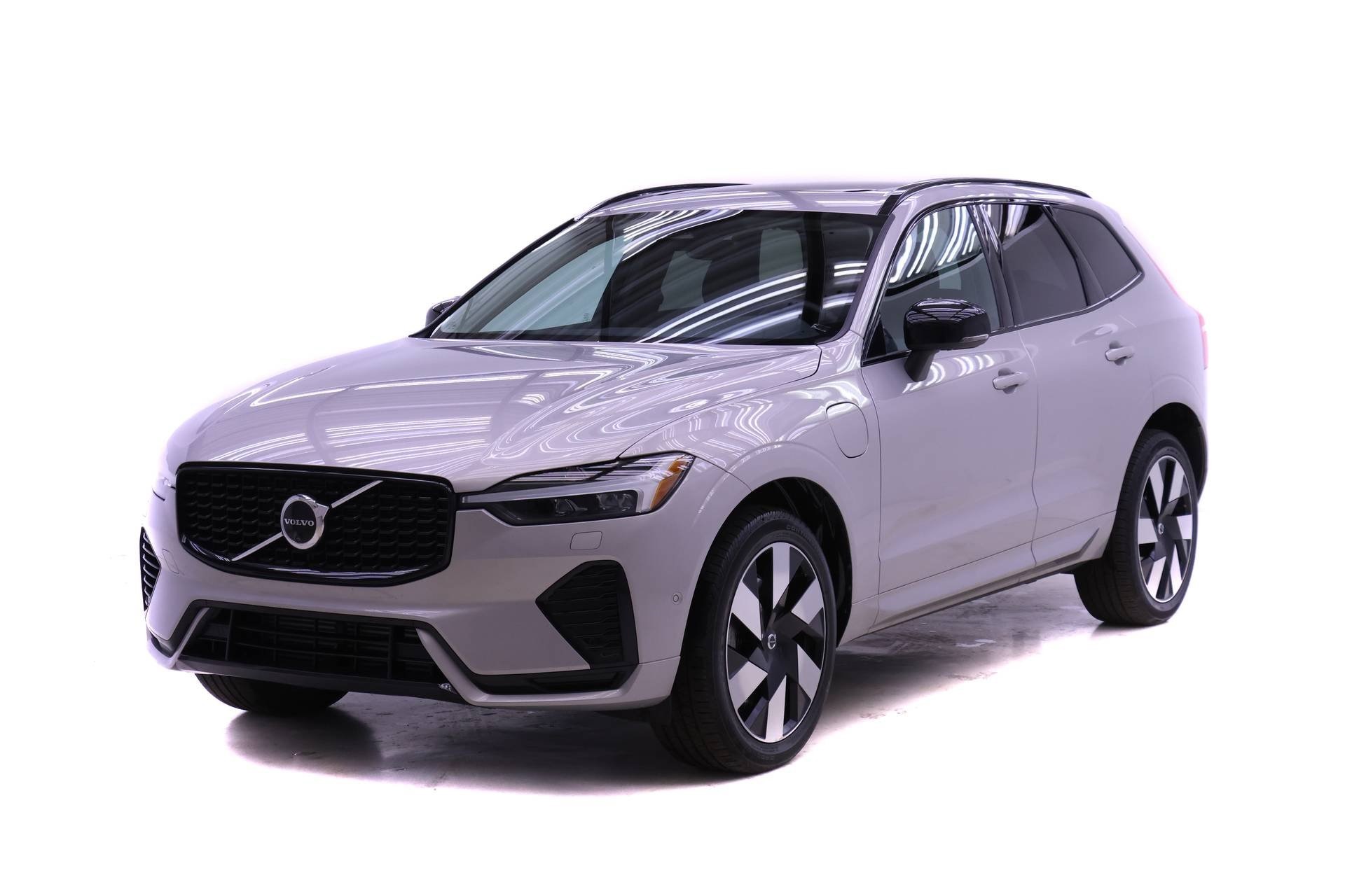 2024 Volvo XC60 Plus's photo