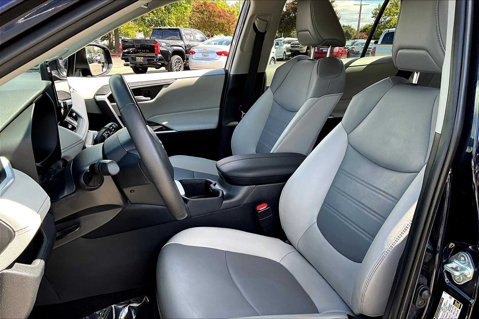 2023 Toyota RAV4 XLE Premium photo 4