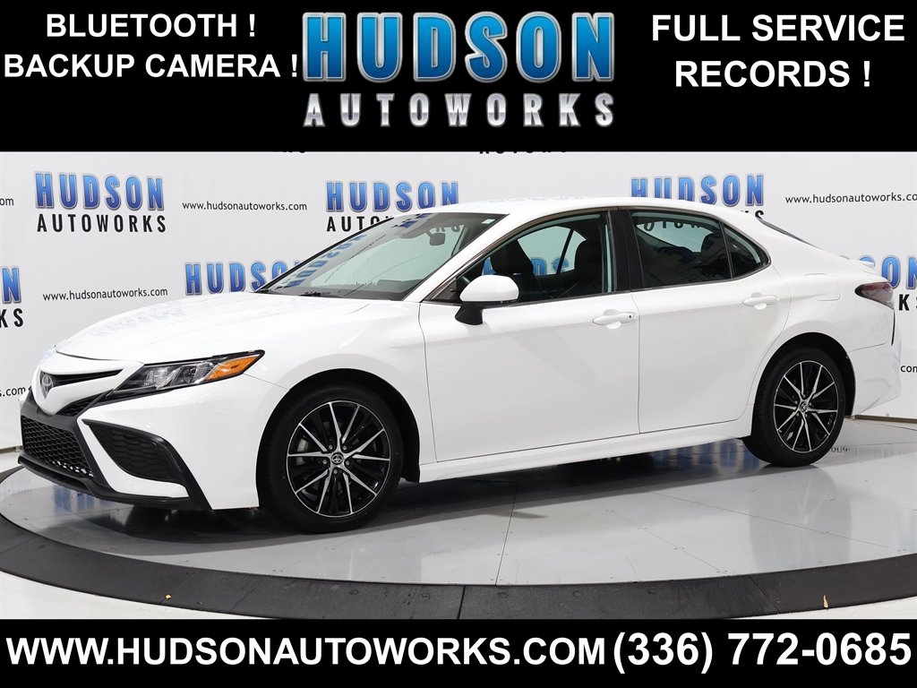 2021 Toyota Camry SE's photo