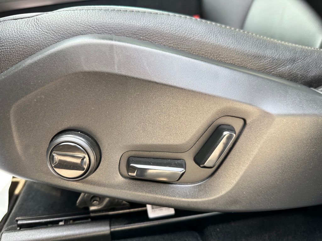 2025 Volvo XC60 B5 Core photo 13