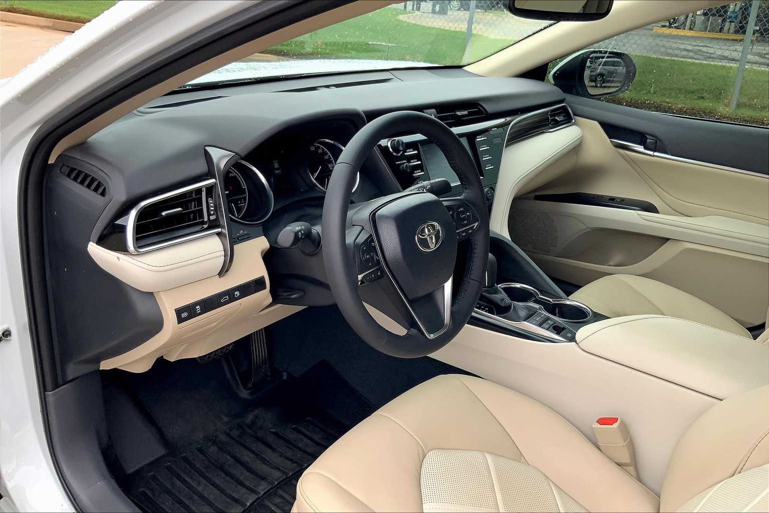 2018 Toyota Camry Hybrid XLE photo 14