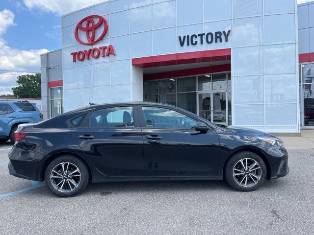 2022 Kia Forte LXS photo 2