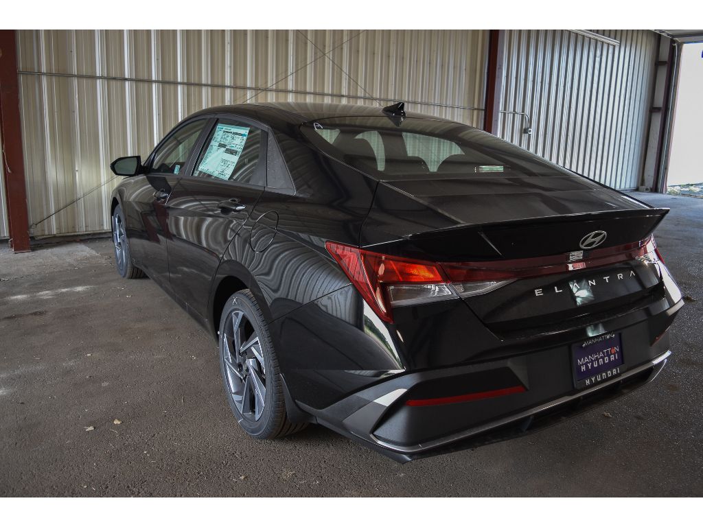 2025 Hyundai Elantra SEL Sport photo 5