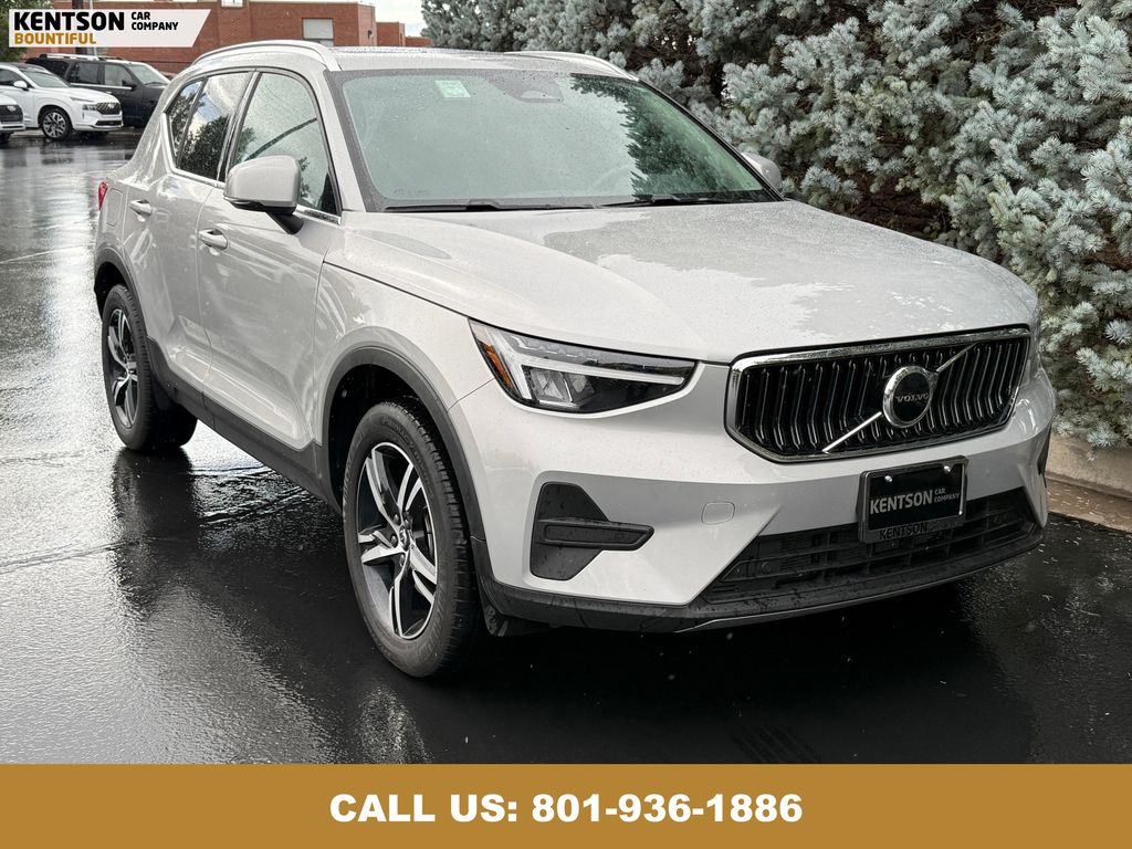 2025 Volvo XC40 Core photo 4