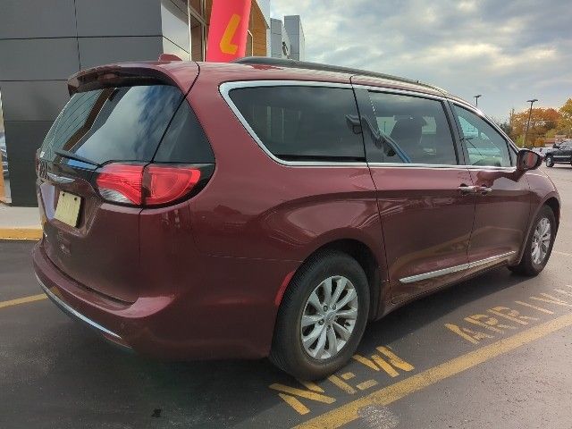 2017 Chrysler Pacifica Touring L photo 4