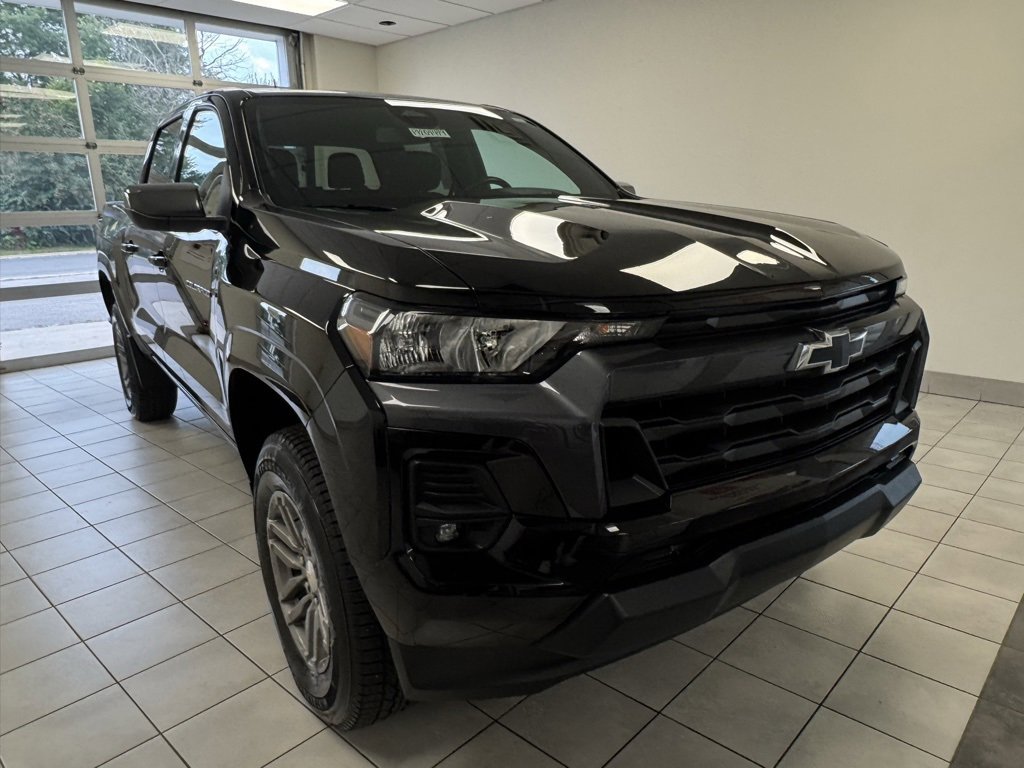 2023 Chevrolet Colorado LT photo 2