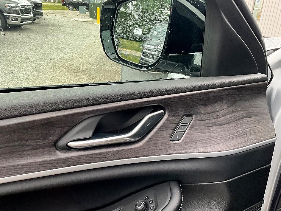 2025 Jeep Grand Cherokee Limited photo 12