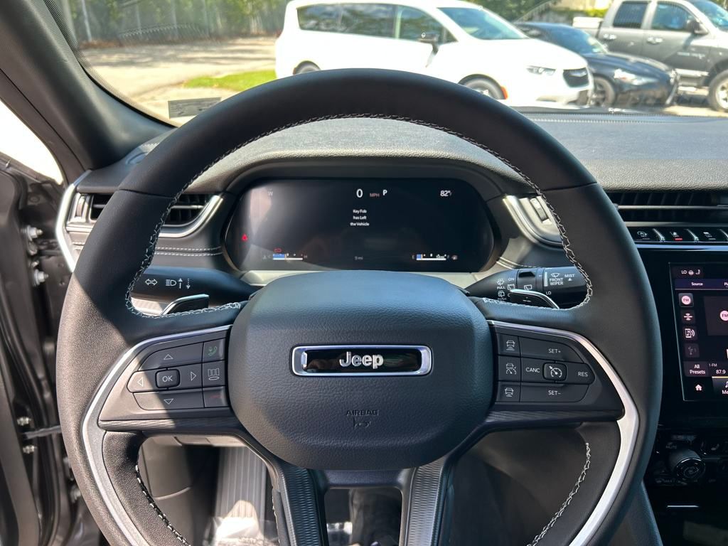 2025 Jeep Grand Cherokee Laredo X photo 13