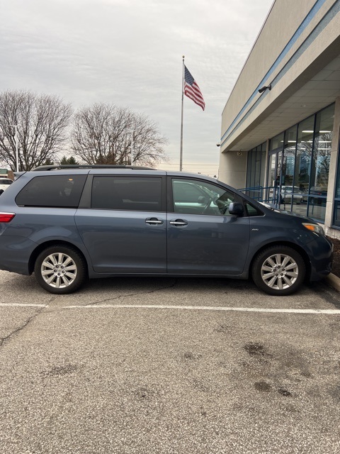 2016 Toyota Sienna XLE photo 2