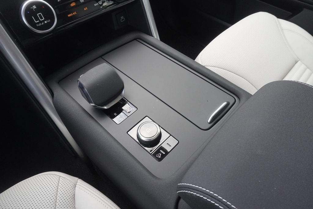 2025 Land Rover Discovery SE photo 13
