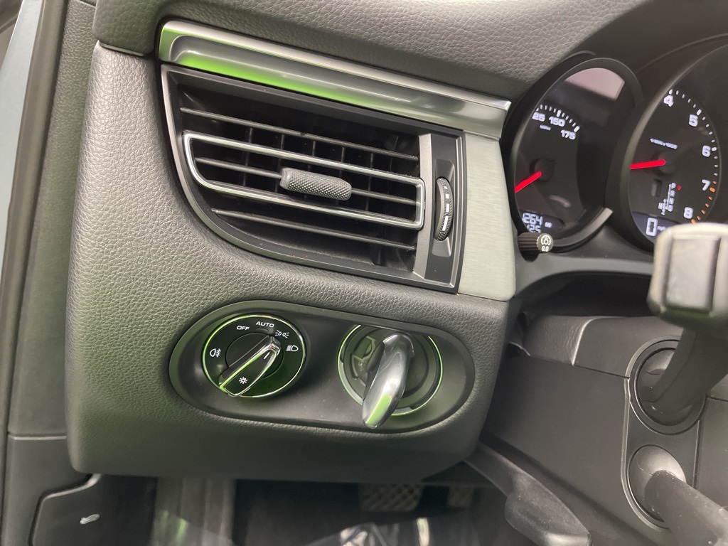 2021 Porsche Macan Base photo 6