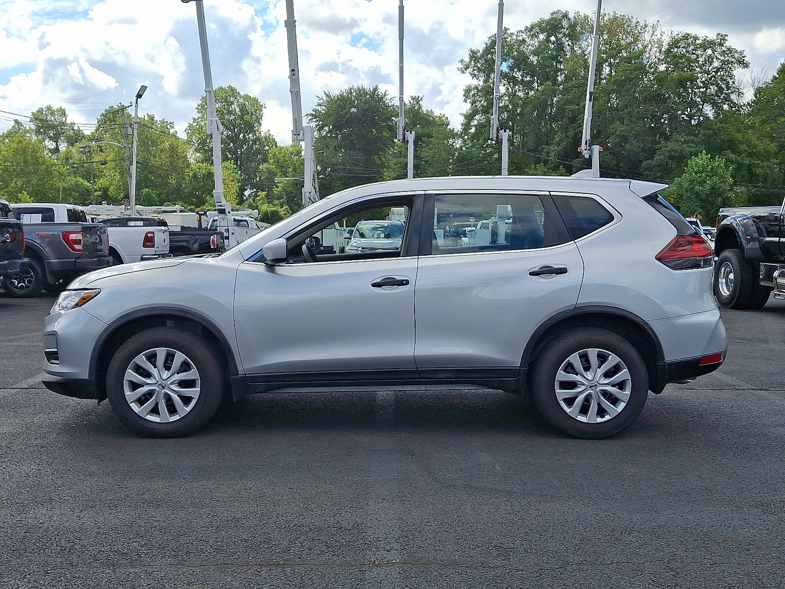 2018 Nissan Rogue S photo 2