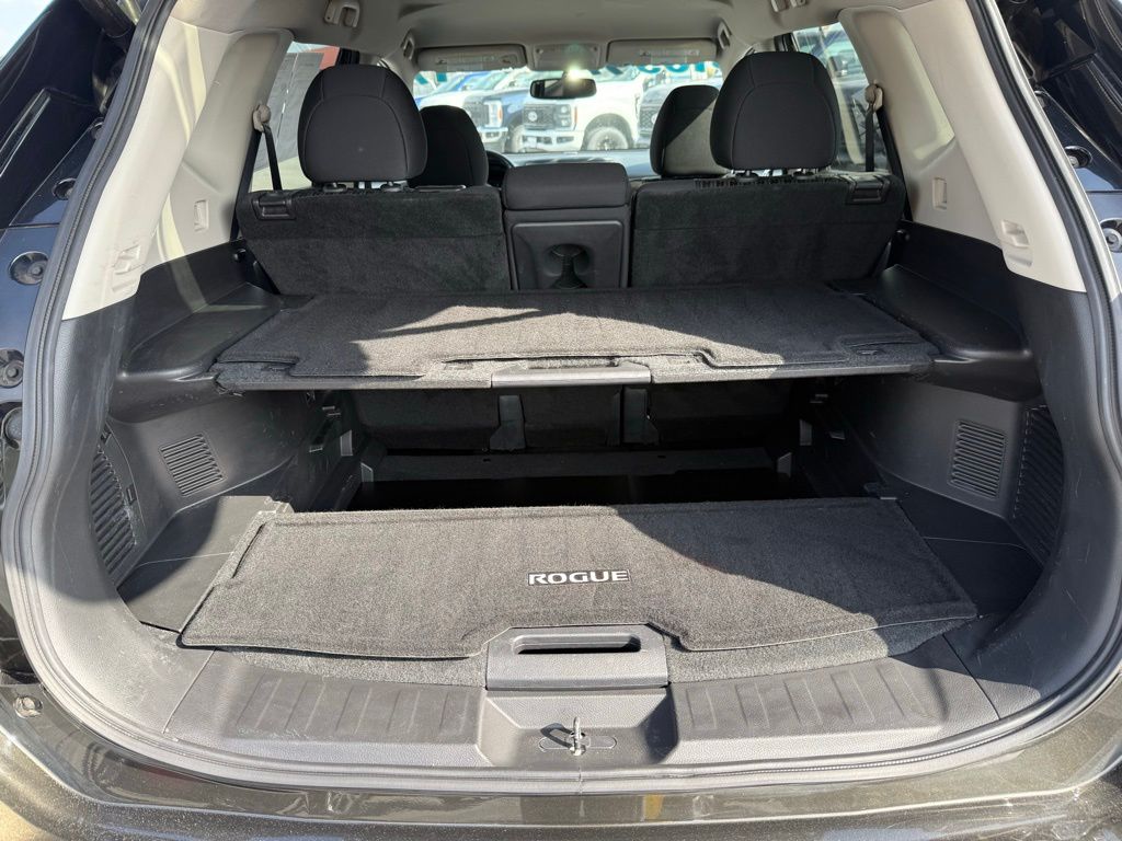 2017 Nissan Rogue SV photo 27