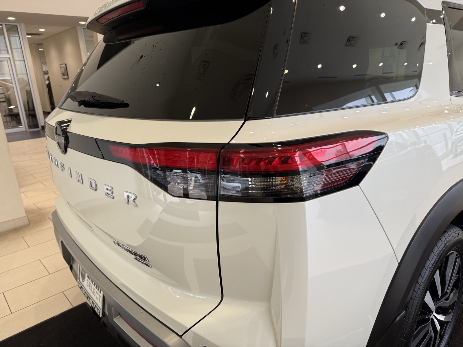 2023 Nissan Pathfinder Platinum photo 6
