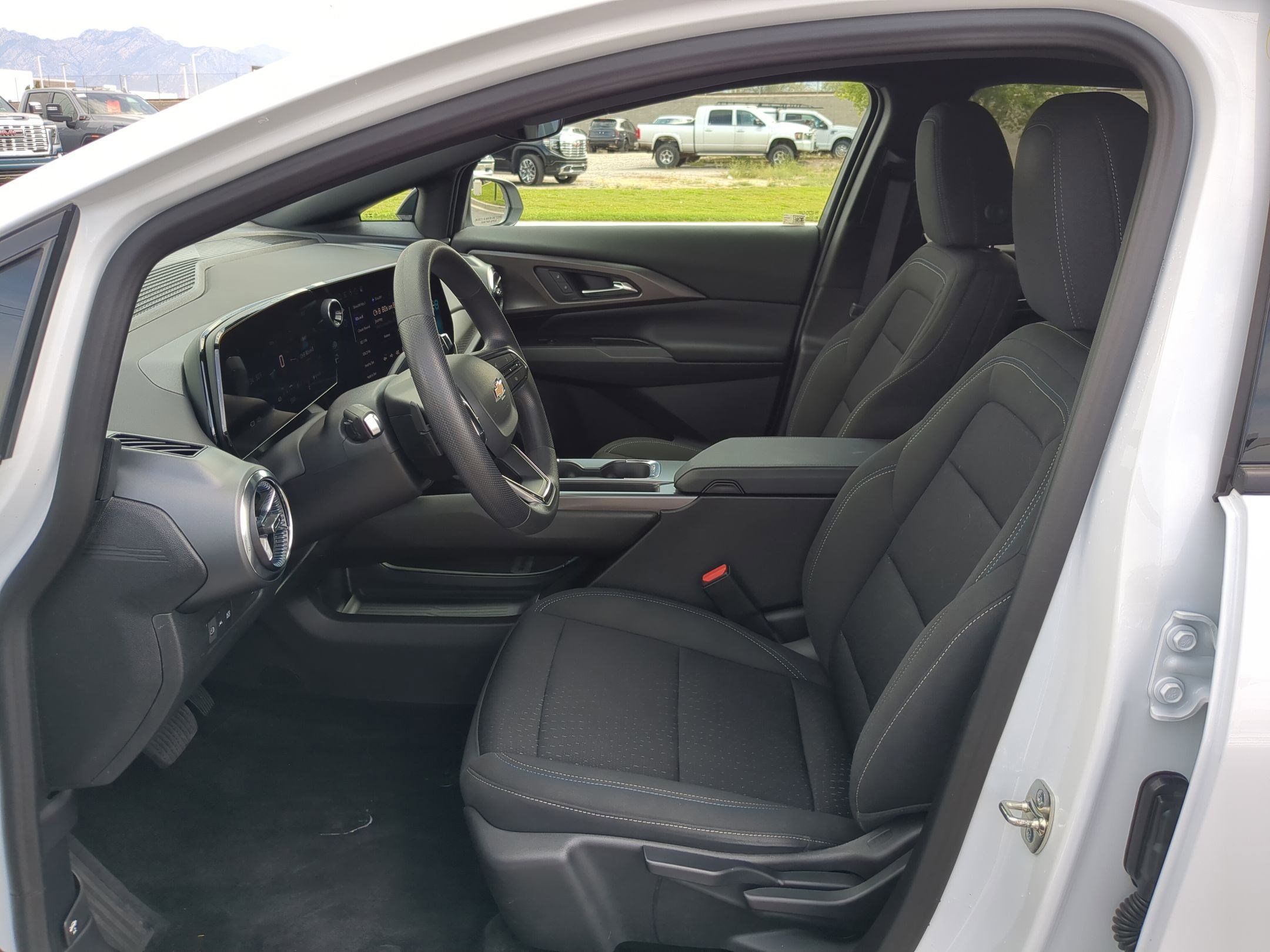 2025 Chevrolet Equinox EV 1LT photo 16